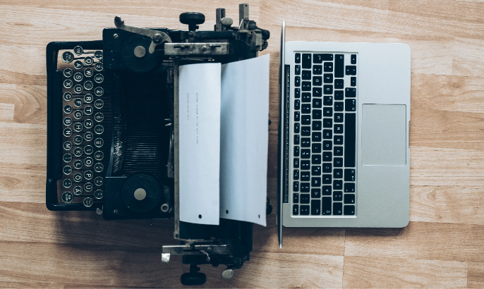 maszyna do pisania i laptop